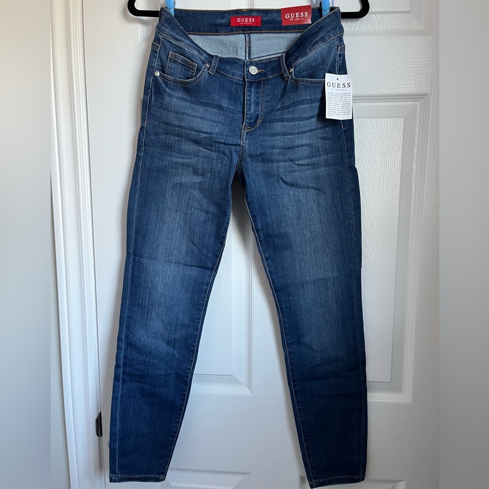 Guess jeans NWT SOPHIA CURVY
MEDIUM WASH
28 RG/RG